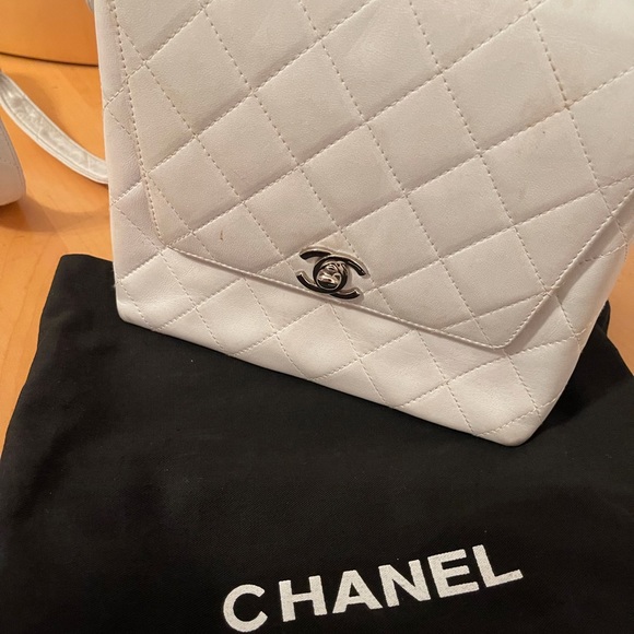 Used!!!! AS IS!!! Scratches & Dirty on outside! white leather Chanel cross body - Picture 1 of 9